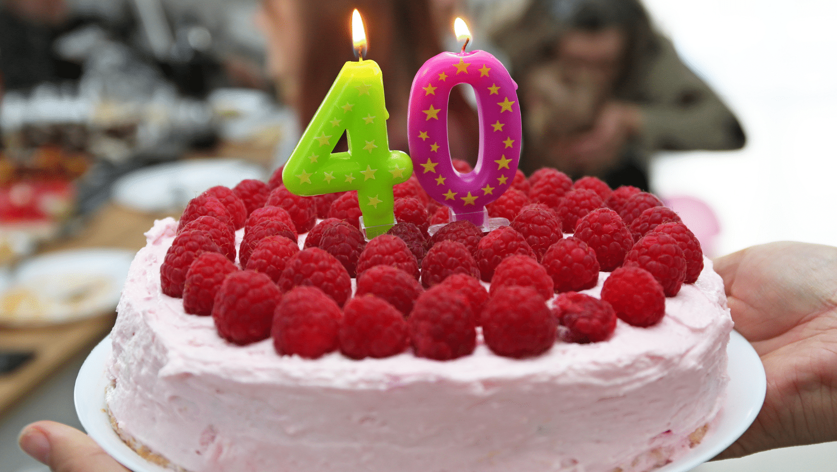 עוגה עם קישוטי פירות ליום הולדת גיל 40